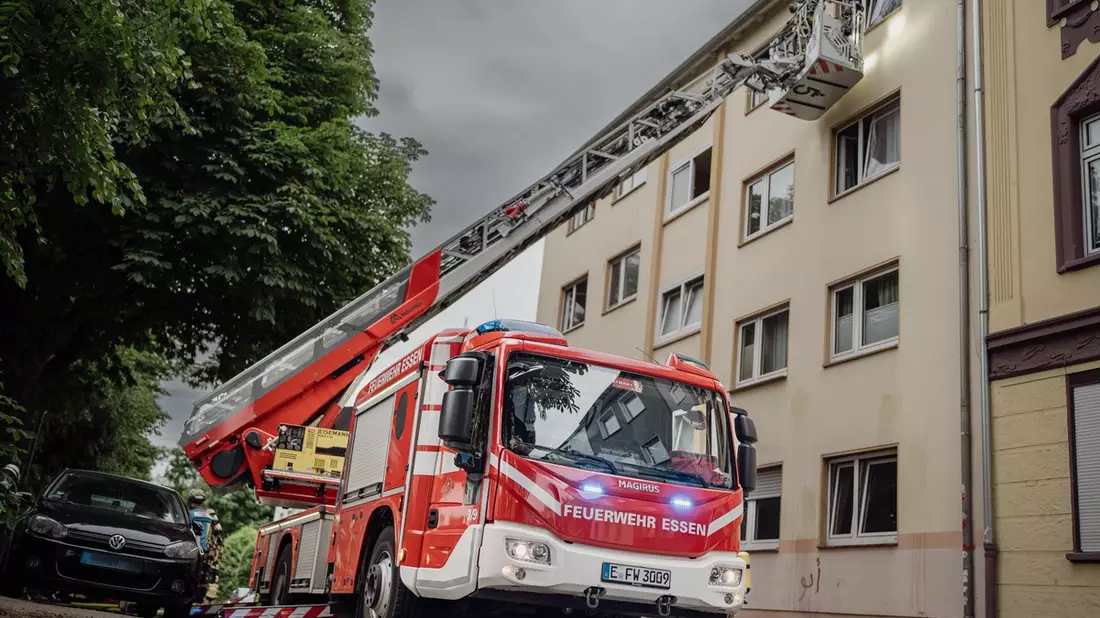 FW-E: Zimmerbrand in einem Mehrfamilienhaus - Treppenraum verraucht - Bild: presseportal.de