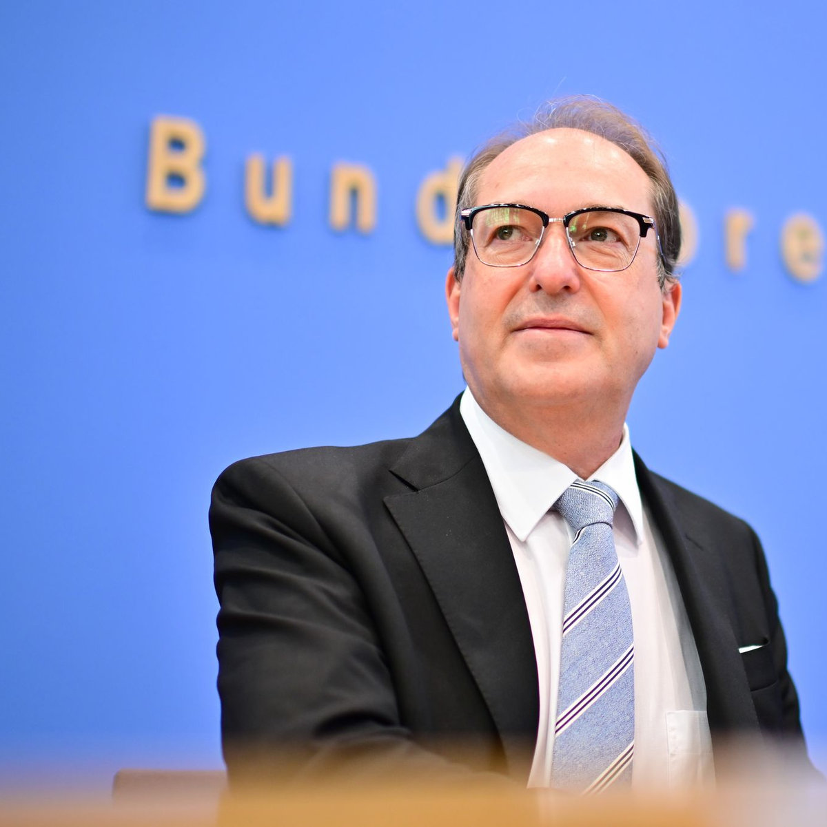 Bundesinnenminister Alexander Dobrindt (CSU) will die angekündigte Speicherpflicht für IP-Adressen zügig umsetzen. - Foto: Sebastian Christoph Gollnow/dpa
