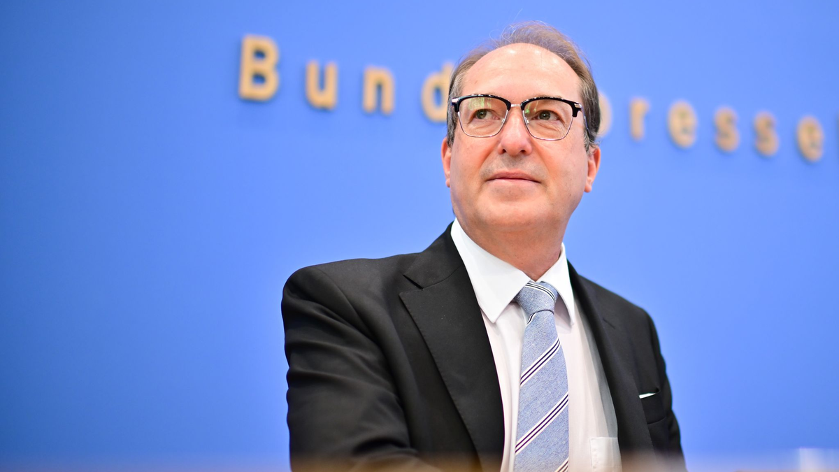Innenminister Alexander Dobrindt (CSU) kündigte an, dass die im Koalitionsvertrag mit der SPD vereinbarte dreimonatige Speicherung von IP-Adressen zügig umgesetzt wird. - Foto: Sebastian Christoph Gollnow/dpa