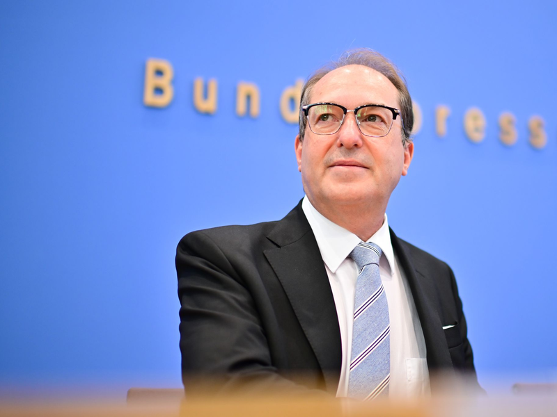 Innenminister Alexander Dobrindt (CSU) kündigte an, dass die im Koalitionsvertrag mit der SPD vereinbarte dreimonatige Speicherung von IP-Adressen zügig umgesetzt wird. - Foto: Sebastian Christoph Gollnow/dpa