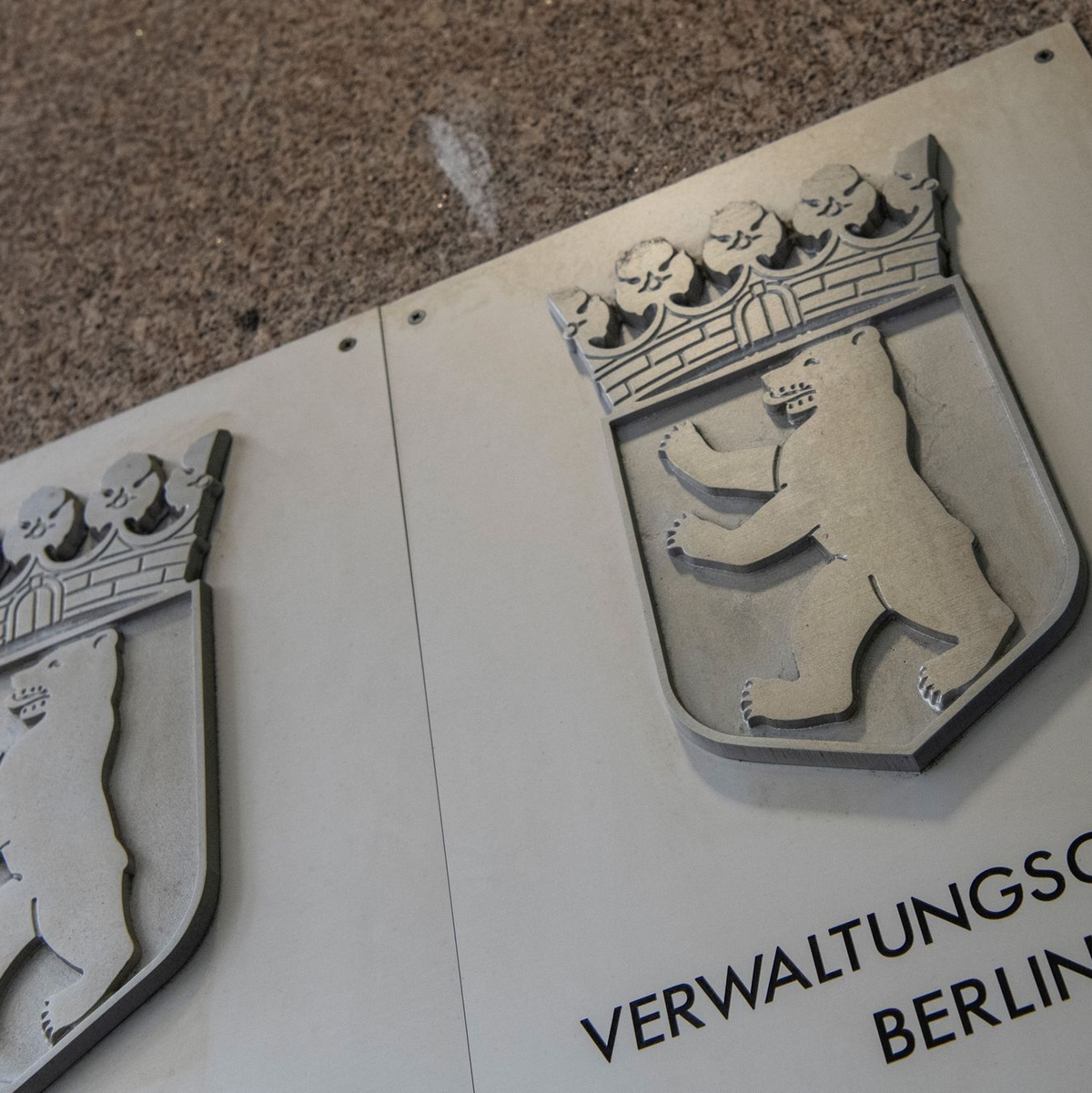 Das Verwaltungsgericht Berlin droht der Bundesregierung ein Zwangsgeld an. Sie müsse zeitnah über den Antrag einer afghanischen Familie entscheiden. (Symbolbild)  - Foto: Paul Zinken/dpa