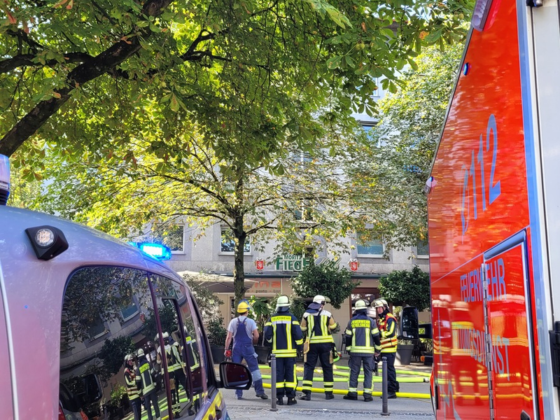 FW-BO: Gemeldetes Feuer mit Menschenleben in Gefahr löst Großeinsatz der Feuerwehr aus - Foto: presseportal.de