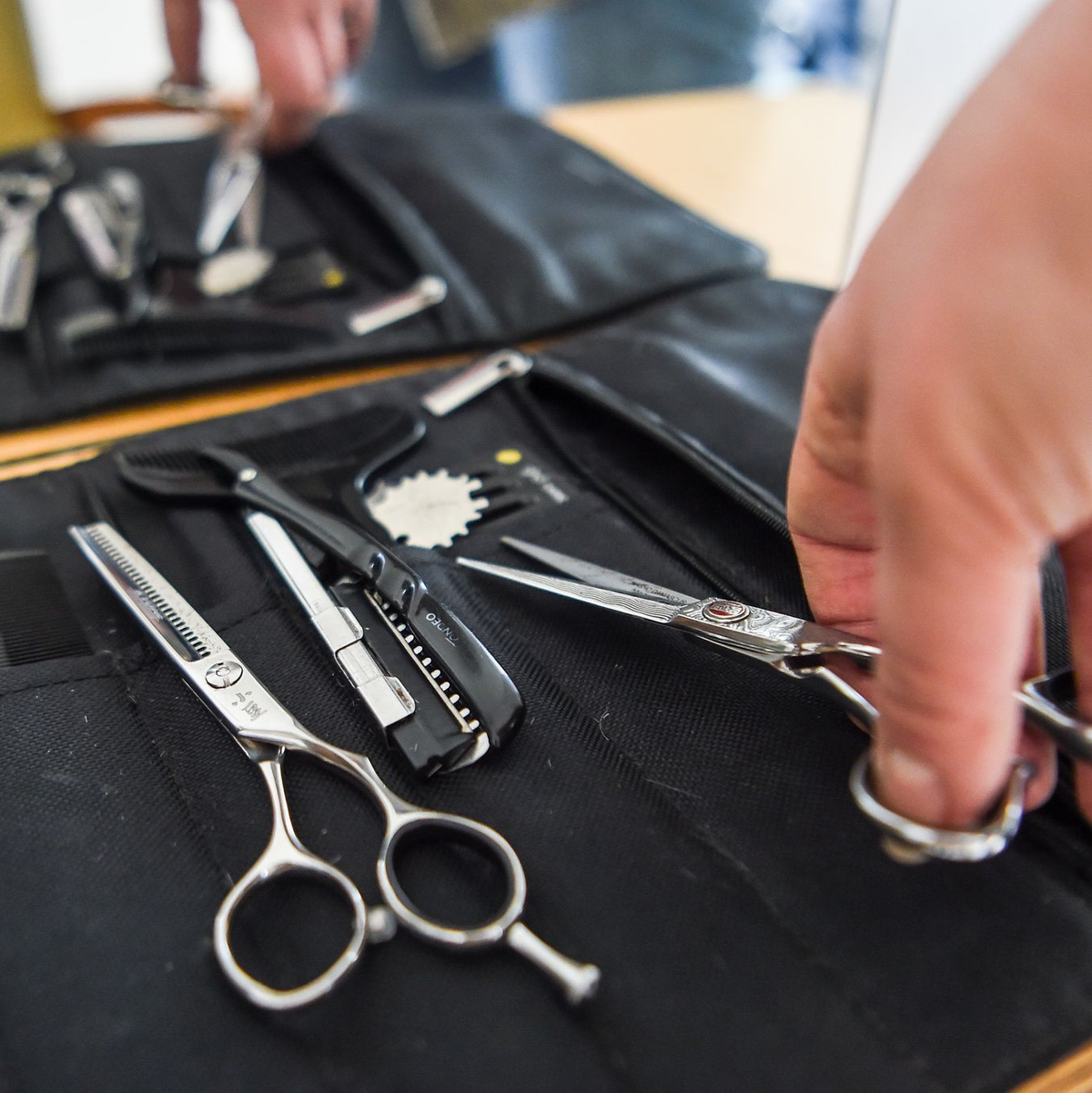 Auch im Friseurhandwerk ist die Zahl der unzufriedenen Auszubildenden relativ hoch. - Foto: Kira Hofmann/dpa-Zentralbild/dpa