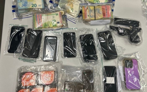 POL-DA: Darmstadt: Polizei kontrolliert 47 Personen / Haschisch, Bargeld und Reizgaspistole sichergestellt - Foto: presseportal.de