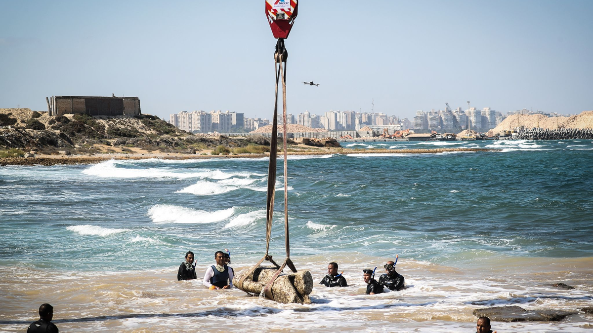 Kopflose Statue aus dem Mittelmeer. Ägypten setzt auf Kulturtourismus und vermarktet antike Funde bei Presseterminen. - Foto: Gehad Hamdy/dpa