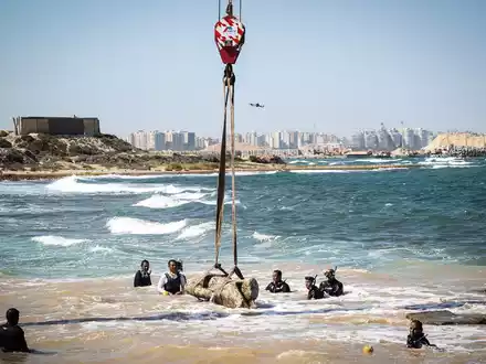 Kopflose Statue aus dem Mittelmeer. Ägypten setzt auf Kulturtourismus und vermarktet antike Funde bei Presseterminen. - Foto: Gehad Hamdy/dpa