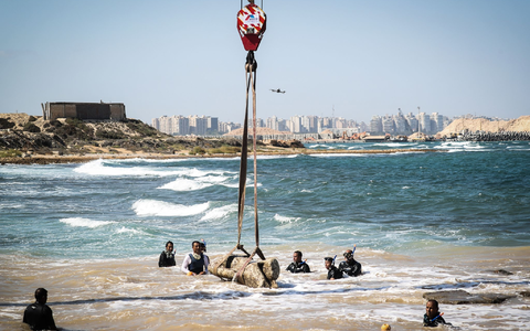 Kopflose Statue aus dem Mittelmeer. Ägypten setzt auf Kulturtourismus und vermarktet antike Funde bei Presseterminen. - Foto: Gehad Hamdy/dpa Kopflose Statue aus dem Mittelmeer. Ägypten setzt auf Kulturtourismus und vermarktet antike Funde bei Presseterminen. - Foto: Gehad Hamdy/dpa
