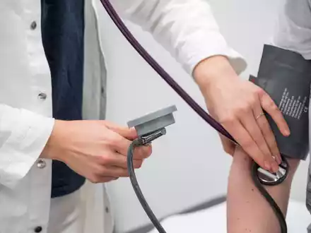 Arbeitgeber schlagen vor, beim Arztbesuch eine Gebühr von den Patienten zu verlangen. (Symbolbild) - Foto: Daniel Vogl/dpa