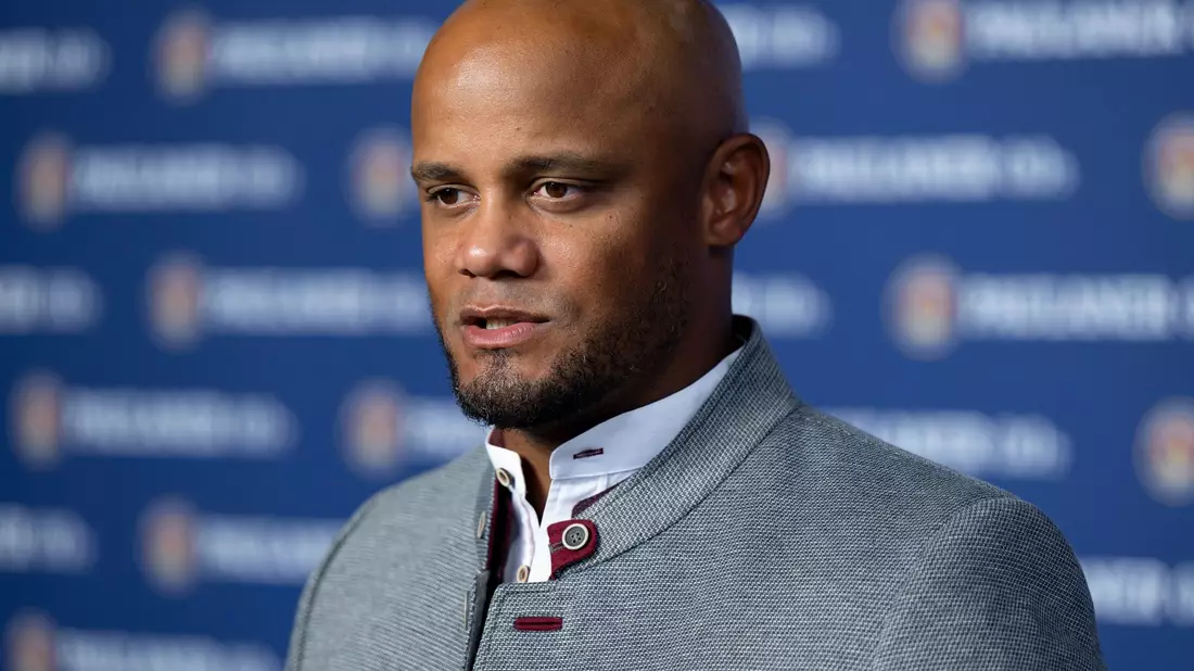 Die bayerische Tracht sitzt: Trainer Vincent Kompany beim Lederhosen-Shooting des FC Bayern in dieser Woche. - Bild: Sven Hoppe/dpa