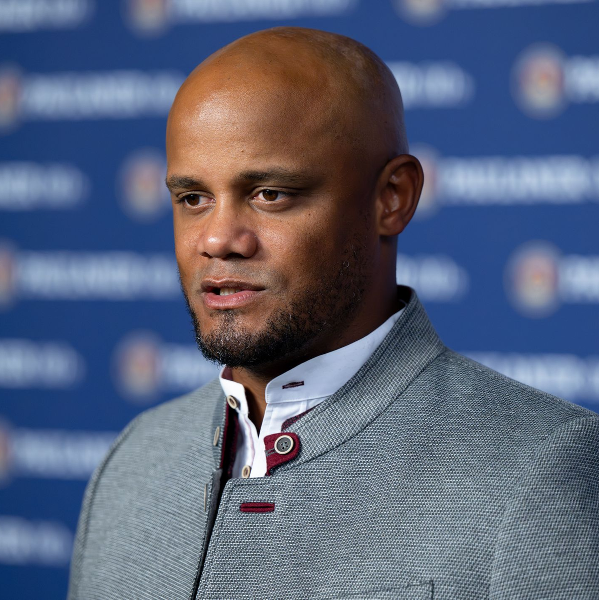 Die bayerische Tracht sitzt: Trainer Vincent Kompany beim Lederhosen-Shooting des FC Bayern in dieser Woche. - Foto: Sven Hoppe/dpa