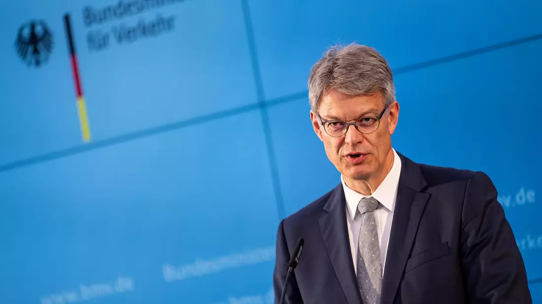 Bundesverkehrsminister Schnieder ist zuversichtlich, bald einen neuen Bahnchef beziehungsweise eine neue Bahnchefin präsentieren zu können. - Bild: Fabian Sommer/dpa