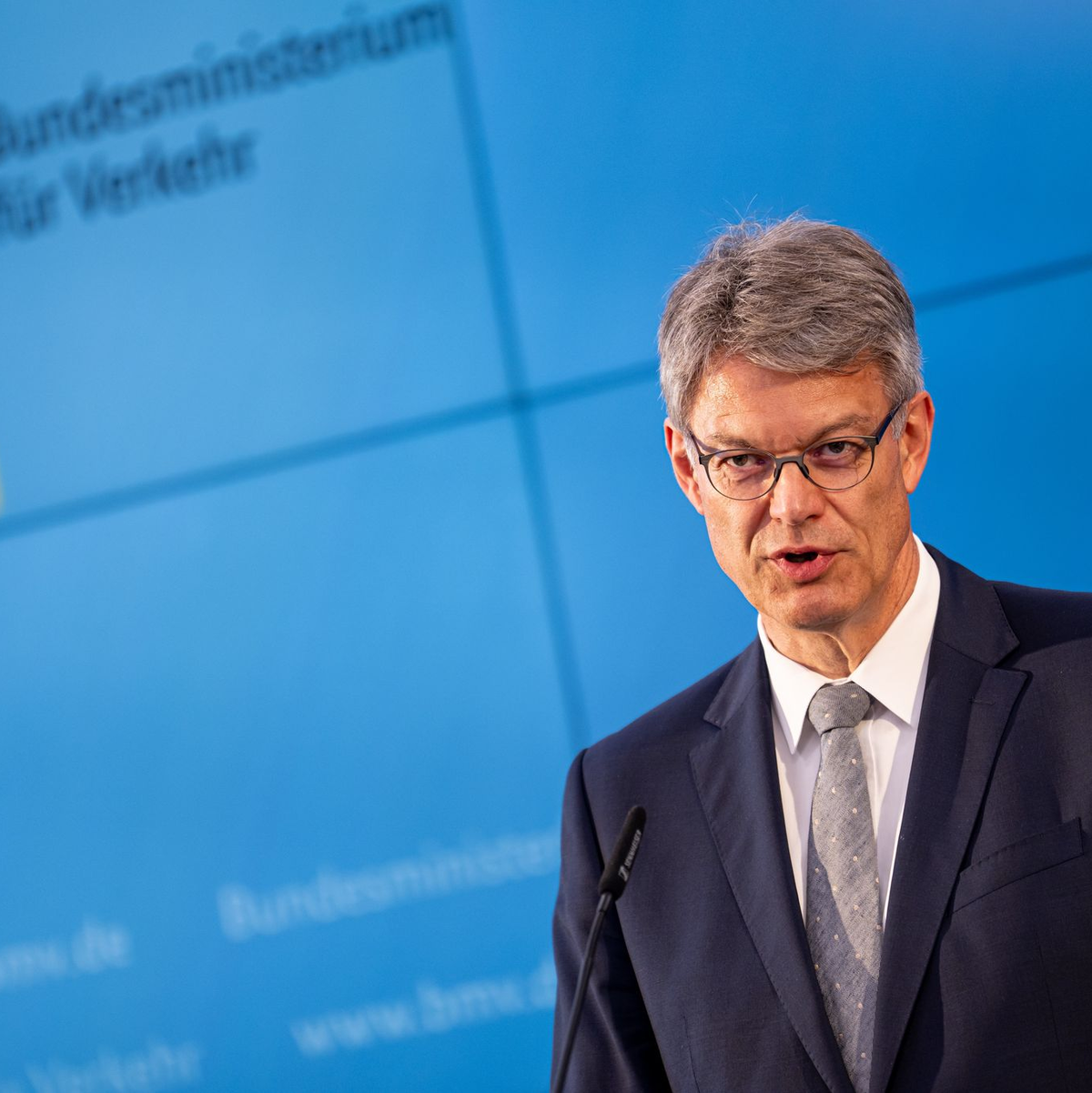 Bundesverkehrsminister Schnieder ist zuversichtlich, bald einen neuen Bahnchef beziehungsweise eine neue Bahnchefin präsentieren zu können. - Foto: Fabian Sommer/dpa
