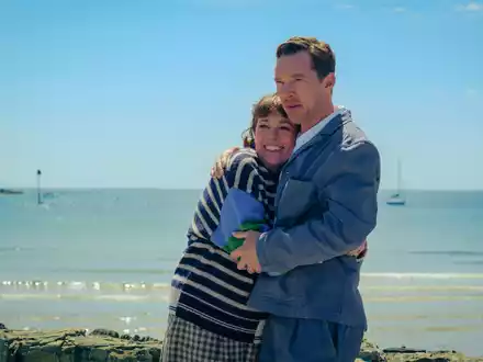 Olivia Colman und Benedict Cumberbatch spielen die Hauptrollen in der turbulenten Scheidungskomödie «Die Rosenschlacht». (Handout) - Foto: Jaap Buitendijk/Disney/dpa