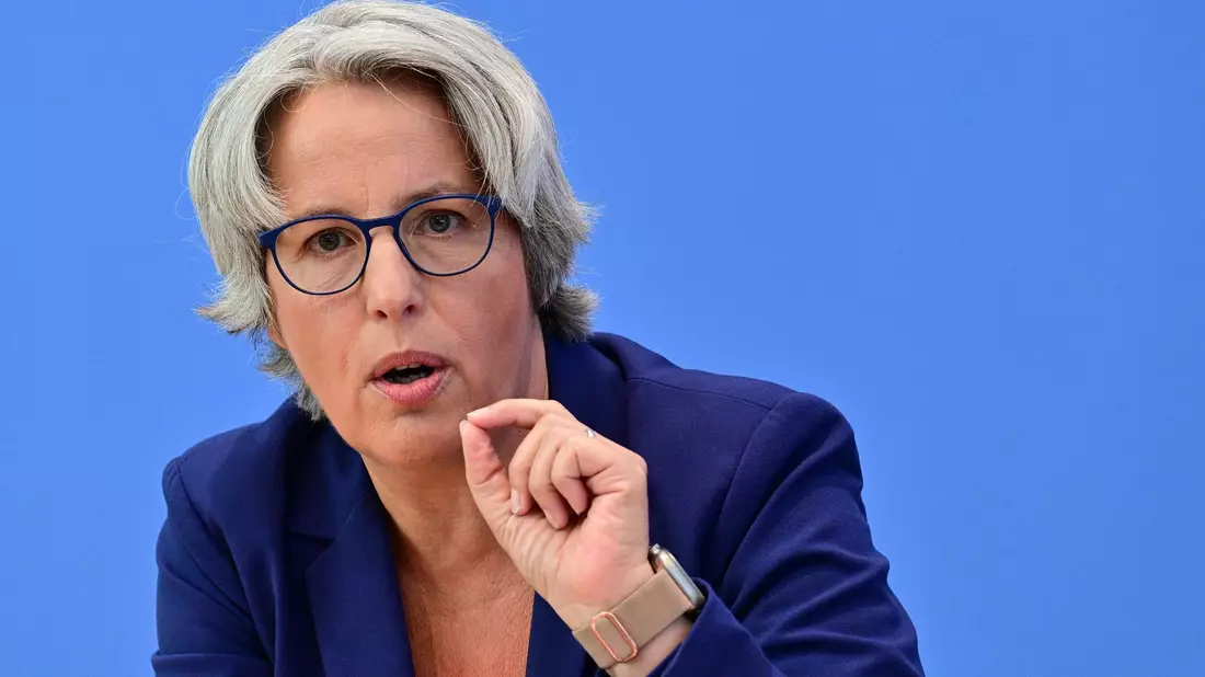 Die Missbrauchsbeauftragte des Bundes, Kerstin Claus, fordert in eindringlichen Worten mehr Kinderschutz: «Im Netz explodiert das Risiko sexualisierter Gewalt.» - Bild: Sebastian Christoph Gollnow/dpa