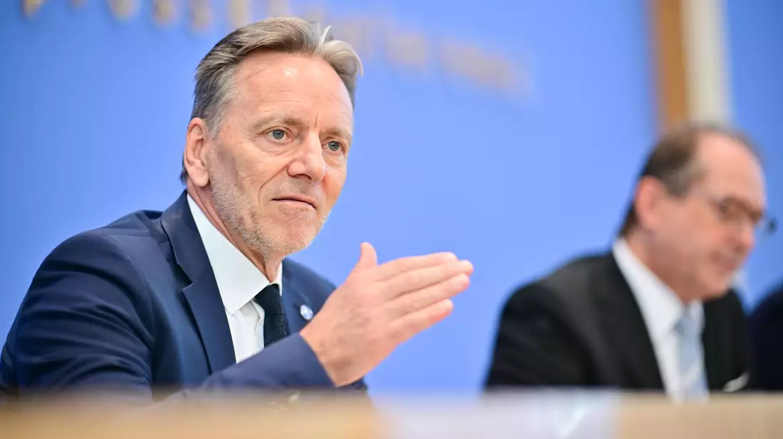 BKA-Präsident Holger Münch erwartet mehr Ermittlungserfolge durch die geplante IP-Adressenspeicherung. - Bild: Sebastian Christoph Gollnow/dpa