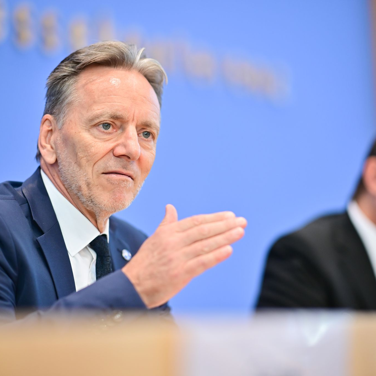 BKA-Präsident Holger Münch erwartet mehr Ermittlungserfolge durch die geplante IP-Adressenspeicherung. - Foto: Sebastian Christoph Gollnow/dpa