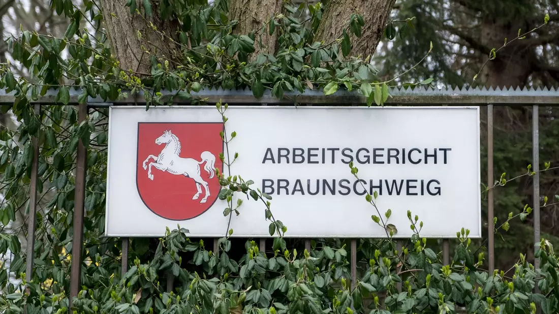 Das Arbeitsgericht Braunschweig hat eine Klage der AfD-nahen Arbeitnehmerorganisation Zentrum auf Zugang zum Werk der VW-Tochter Volkswagen Group Services in Isenbüttel abgewiesen. (Symbolbild) - Bild: Peter Steffen/dpa