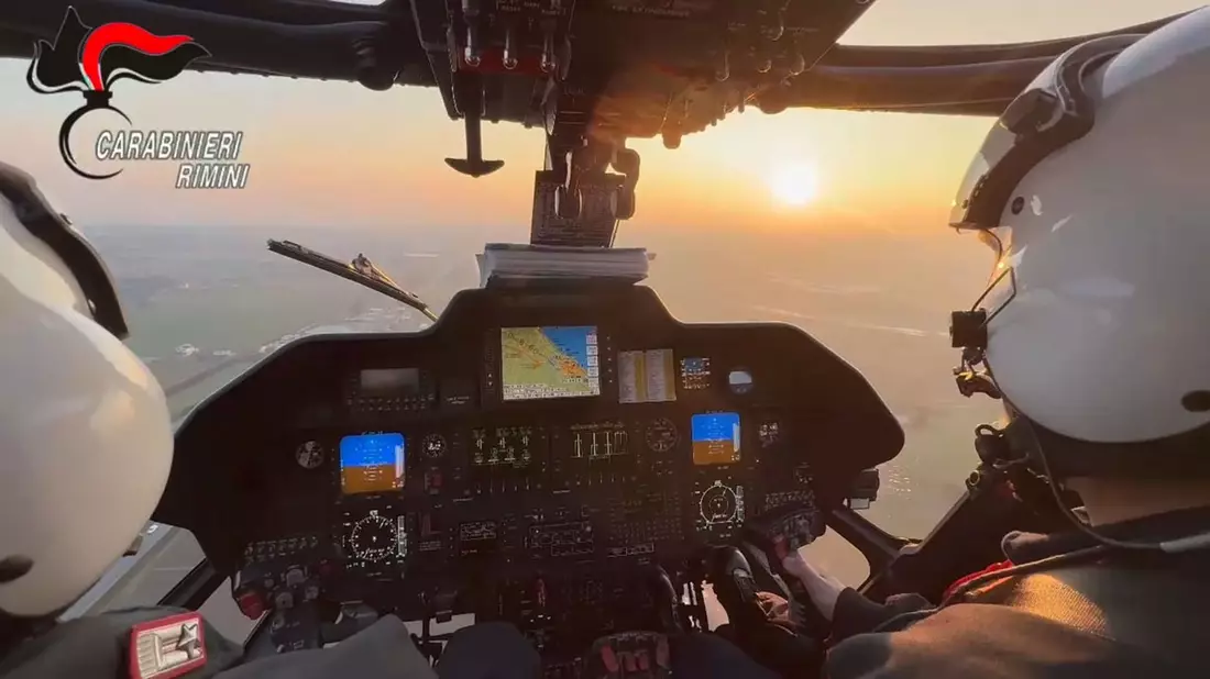 Bei der Festnahme waren auch Hubschrauber im Einsatz.  - Bild: Carabinieri Rimini/dpa