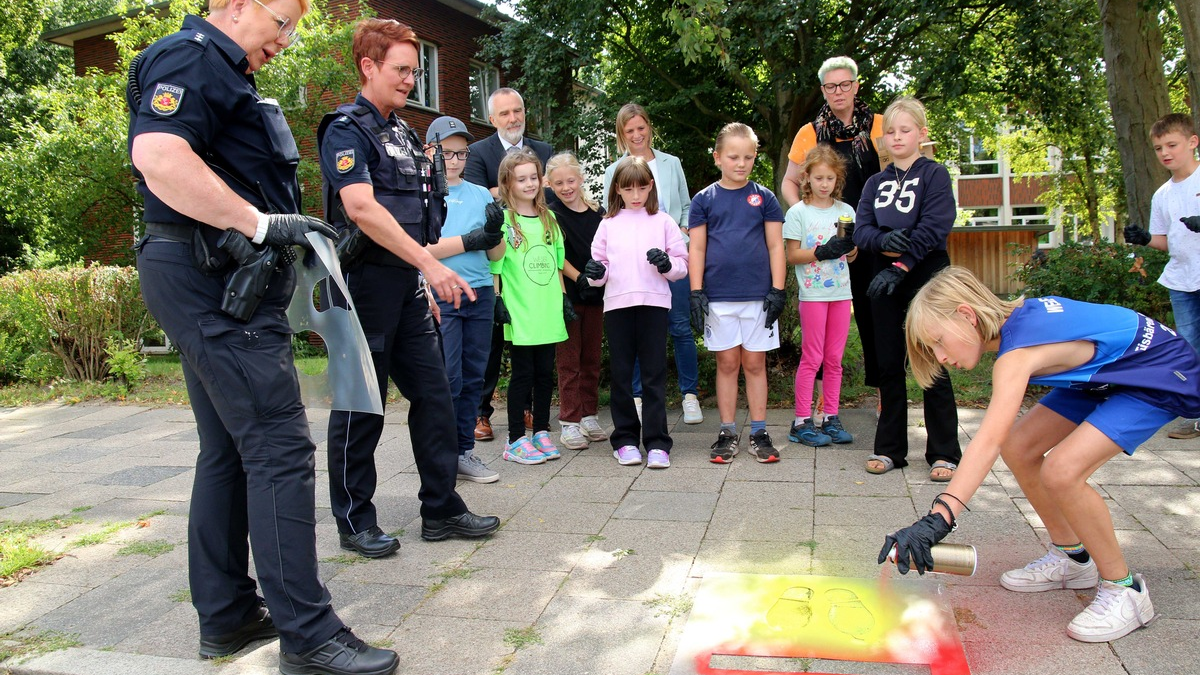 POL-Bremerhaven: Gelbe Füße weisen Grundschülern den sichersten Weg - Präventionsaktion der Polizei Bremerhaven - Foto: presseportal.de