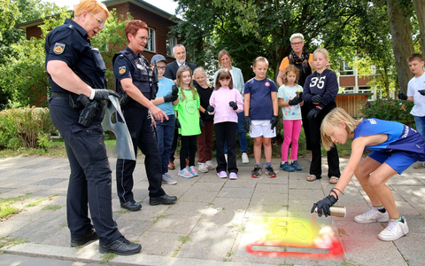 POL-Bremerhaven: Gelbe Füße weisen Grundschülern den sichersten Weg - Präventionsaktion der Polizei Bremerhaven - Foto: presseportal.de