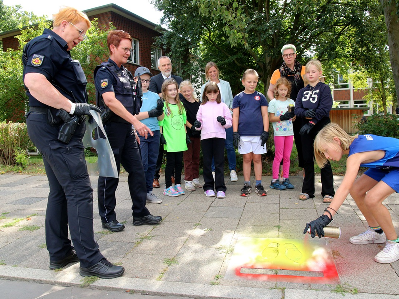 POL-Bremerhaven: Gelbe Füße weisen Grundschülern den sichersten Weg - Präventionsaktion der Polizei Bremerhaven - Foto: presseportal.de