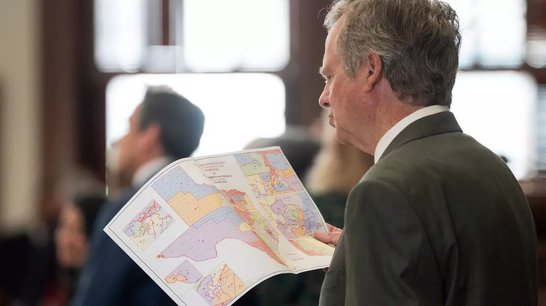 Der republikanische Abgeordnete Mike Olcott betrachtet die neu gezeichnete Wahlkreiskarte. (Archivbild) - Bild: Mikala Compton/Austin American-Statesman/AP/dpa