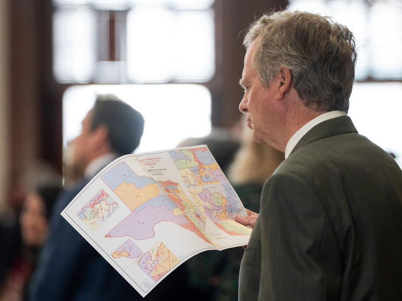 Der republikanische Abgeordnete Mike Olcott betrachtet die neu gezeichnete Wahlkreiskarte. (Archivbild) - Foto: Mikala Compton/Austin American-Statesman/AP/dpa