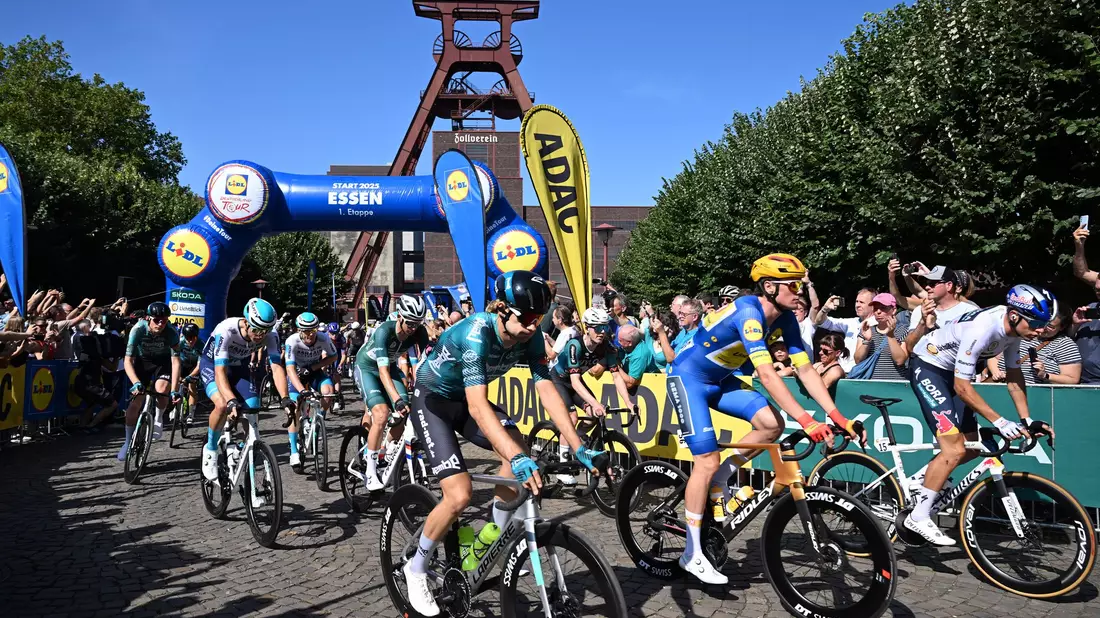 Die Radprofis starten in der Zeche Zollverein in Essen auf die erste Etappe der Deutschland Tour. - Bild: Federico Gambarini/dpa