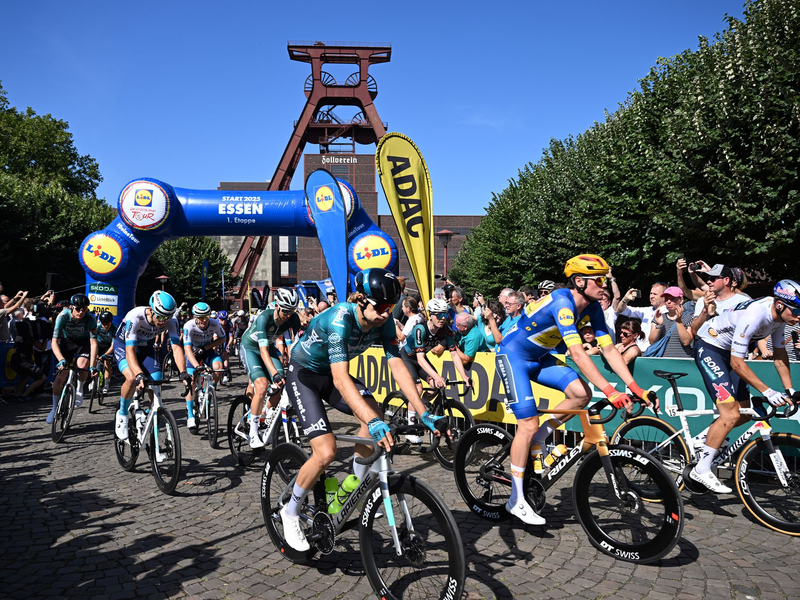 Die Radprofis starten in der Zeche Zollverein in Essen auf die erste Etappe der Deutschland Tour. - Foto: Federico Gambarini/dpa
