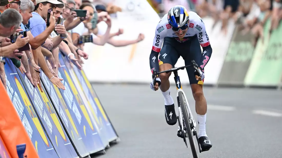 Florian Lipowitz begeistert bei der Deutschland Tour die Massen. - Bild: Federico Gambarini/dpa