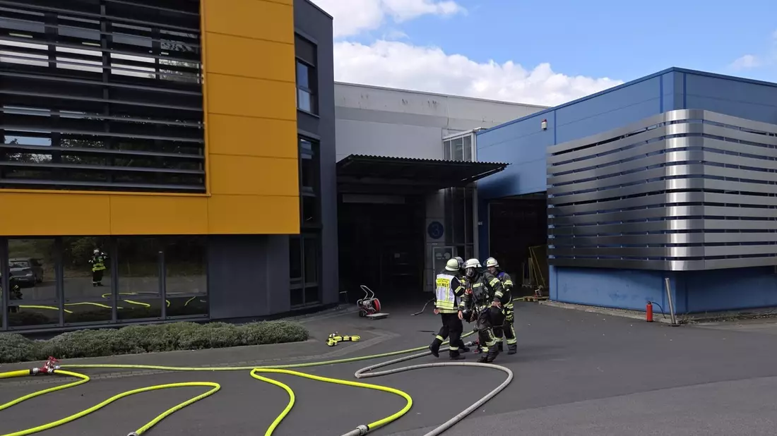 FW-AR: Brand in Gewerbebetrieb in Arnsberg-Herdringen - Feuerwehr verhindert Ausbreitung - Bild: presseportal.de