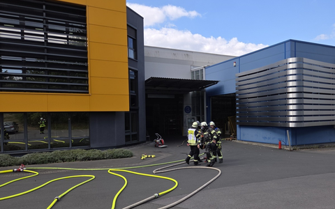 FW-AR: Brand in Gewerbebetrieb in Arnsberg-Herdringen - Feuerwehr verhindert Ausbreitung - Foto: presseportal.de