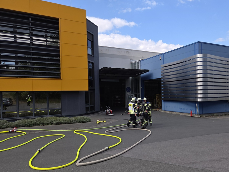 FW-AR: Brand in Gewerbebetrieb in Arnsberg-Herdringen - Feuerwehr verhindert Ausbreitung - Foto: presseportal.de