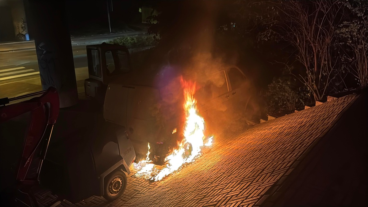 FW-EN: Drei Einsätze an einem Tag - Kleintransporter brannte unter der Brücke der B 54 - Foto: presseportal.de