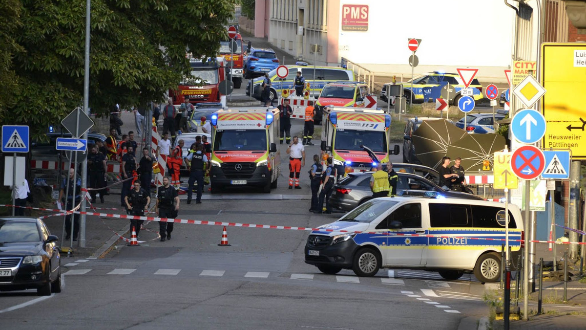 Polizisten sichern den Tatort.  - Foto: Gianni Gattus/dpa