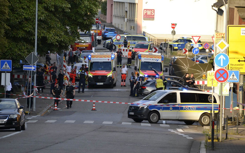 Polizisten sichern den Tatort.  - Foto: Gianni Gattus/dpa