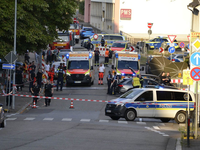 Bei einem Gerangel soll der 18-Jährige an die Dienstwaffe gekommen sein. - Foto: Gianni Gattus/dpa