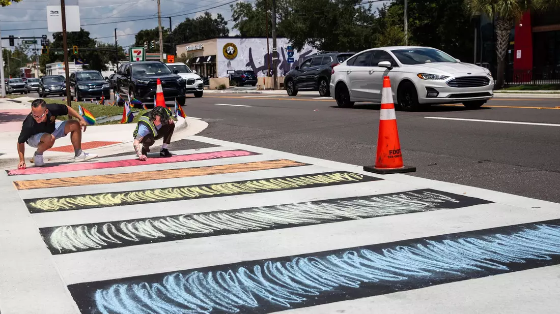 Gegner der Maßnahme griffen direkt zur Kreide.  - Bild: Willie J. Allen Jr./Orlando Sentinel/AP/dpa
