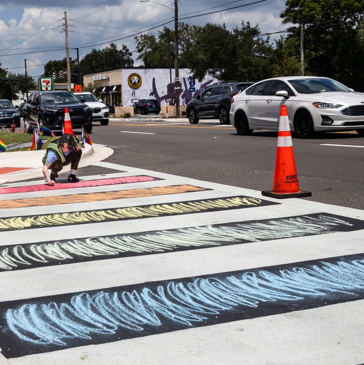 Gegner der Maßnahme griffen direkt zur Kreide.  - Foto: Willie J. Allen Jr./Orlando Sentinel/AP/dpa