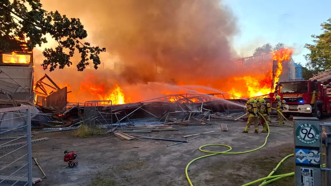 FW Hannover: Großbrand einer Turnhalle in Hannover-Misburg - Bild: presseportal.de