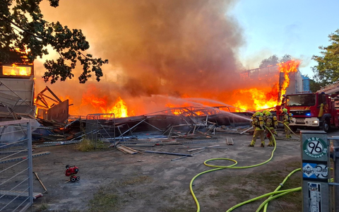 FW Hannover: Großbrand einer Turnhalle in Hannover-Misburg - Foto: presseportal.de