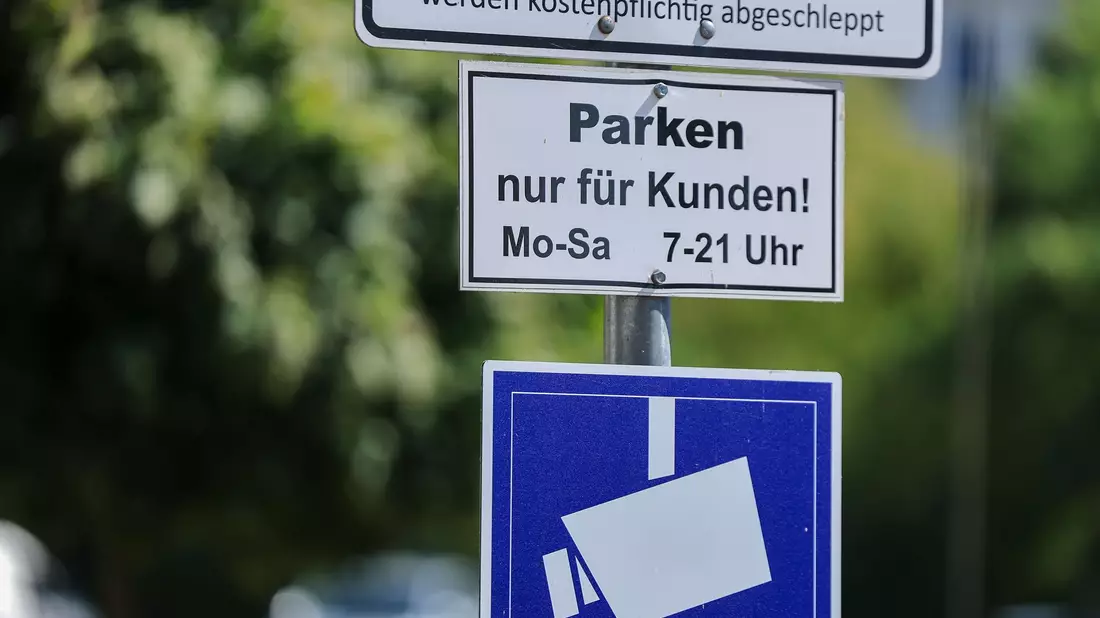 Nicht an allen Parkplätzen seien die Parkbedingungen ausreichend ausgeschildert, kritisieren Verbraucherschützer. (Archivbild) - Bild: Jan Woitas/dpa