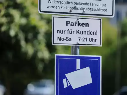 Nicht an allen Parkplätzen seien die Parkbedingungen ausreichend ausgeschildert, kritisieren Verbraucherschützer. (Archivbild) - Foto: Jan Woitas/dpa