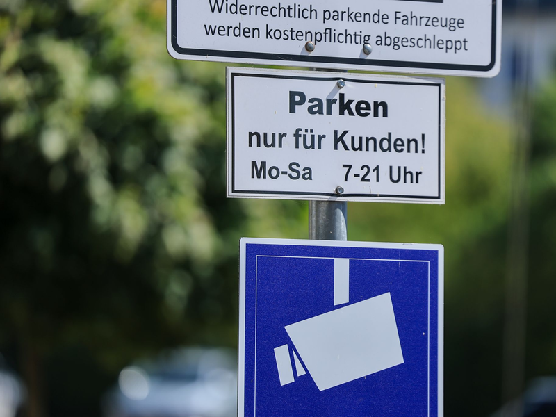 Nicht an allen Parkplätzen seien die Parkbedingungen ausreichend ausgeschildert, kritisieren Verbraucherschützer. (Archivbild) - Foto: Jan Woitas/dpa