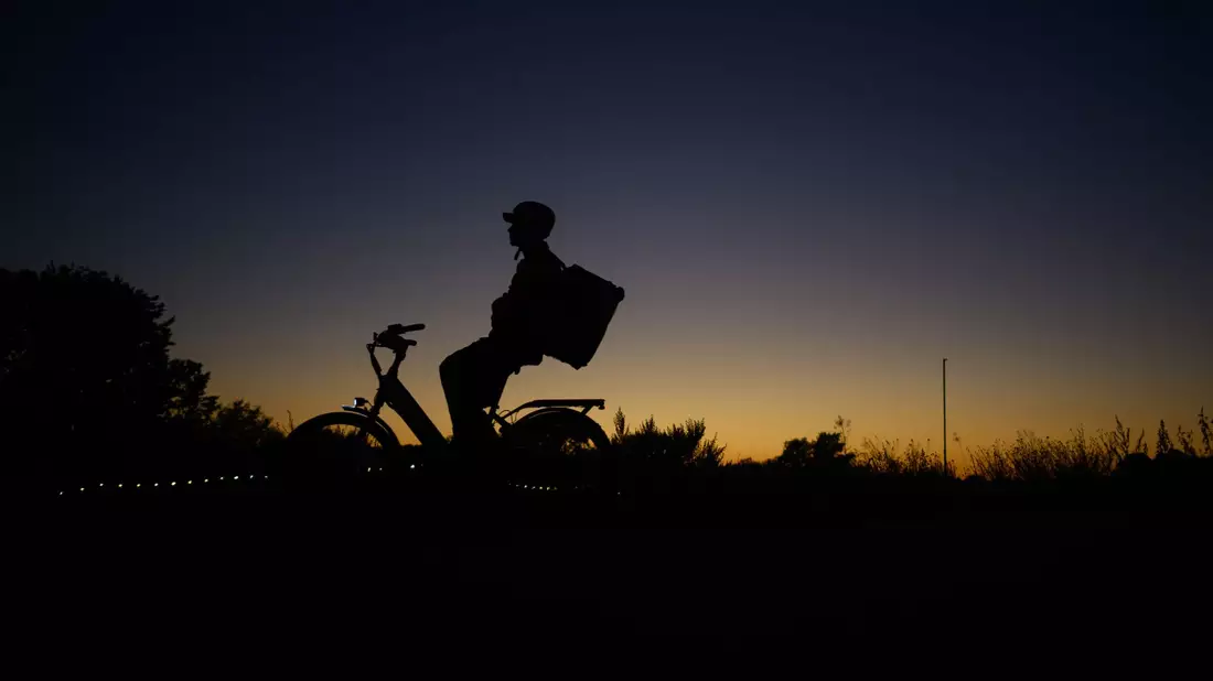 Laut einer Umfrage sind immer mehr Menschen in Deutschland mit einem Elektrofahrrad unterwegs. (Symbolbild) - Bild: Robert Michael/dpa