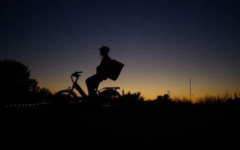 Laut einer Umfrage sind immer mehr Menschen in Deutschland mit einem Elektrofahrrad unterwegs. (Symbolbild) - Foto: Robert Michael/dpa Laut einer Umfrage sind immer mehr Menschen in Deutschland mit einem Elektrofahrrad unterwegs. (Symbolbild) - Foto: Robert Michael/dpa
