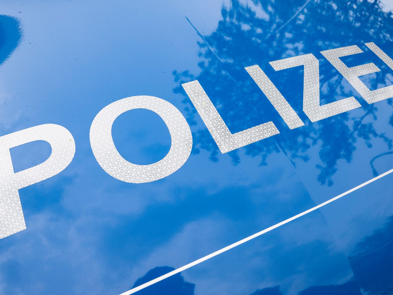 Bei einem schweren Verkehrsunfall im hessischen Landkreis Kassel sind in der Nacht vier Menschen ums Leben gekommen. (Symbolbild) - Foto: Boris Roessler/dpa