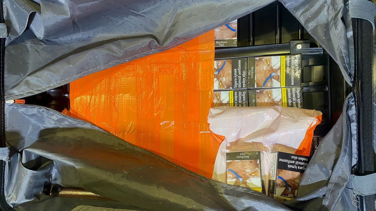 HZA-KA: Mit Gewebeband getarnt/ Zoll stellt über 3.500 Zigaretten im doppelten Kofferboden sicher - Foto: presseportal.de