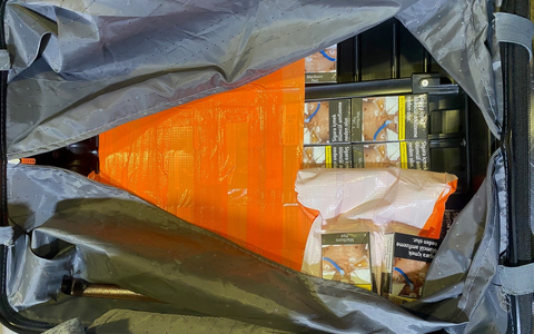 HZA-KA: Mit Gewebeband getarnt/ Zoll stellt über 3.500 Zigaretten im doppelten Kofferboden sicher - Foto: presseportal.de HZA-KA: Mit Gewebeband getarnt/ Zoll stellt über 3.500 Zigaretten im doppelten Kofferboden sicher - Foto: presseportal.de