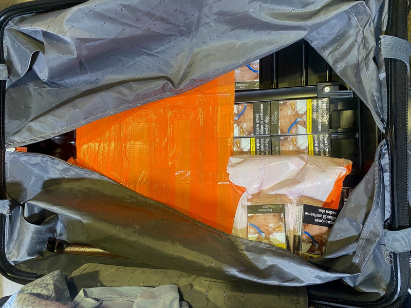 HZA-KA: Mit Gewebeband getarnt/ Zoll stellt über 3.500 Zigaretten im doppelten Kofferboden sicher - Foto: presseportal.de